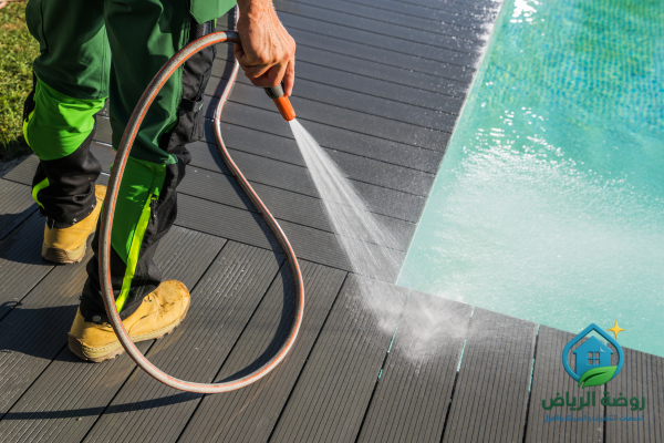 تنظيف المسابح من الطحالب