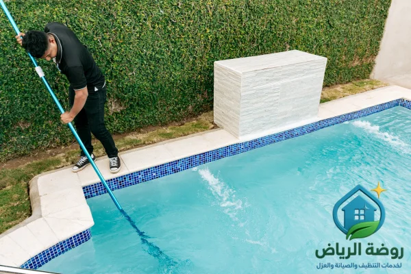 تنظيف المسابح من الطحالب